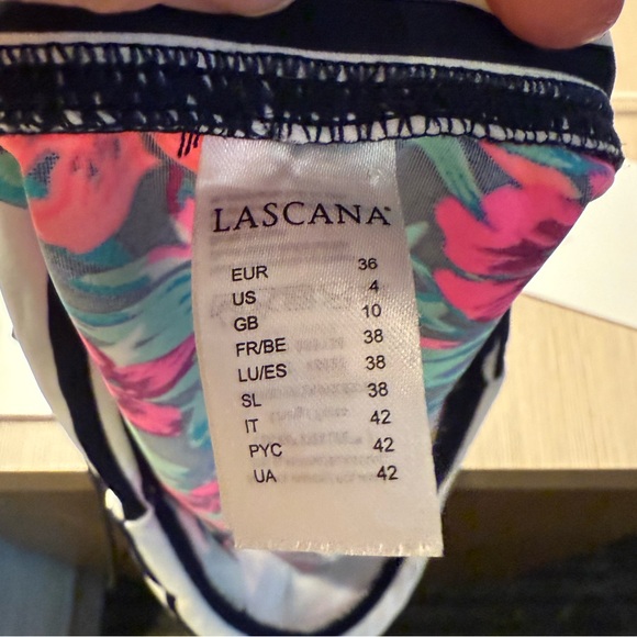 LASCANA Excellent Condition Tropical Floral Bikini set: 4 bottom; 32 D top. - Picture 4 of 9